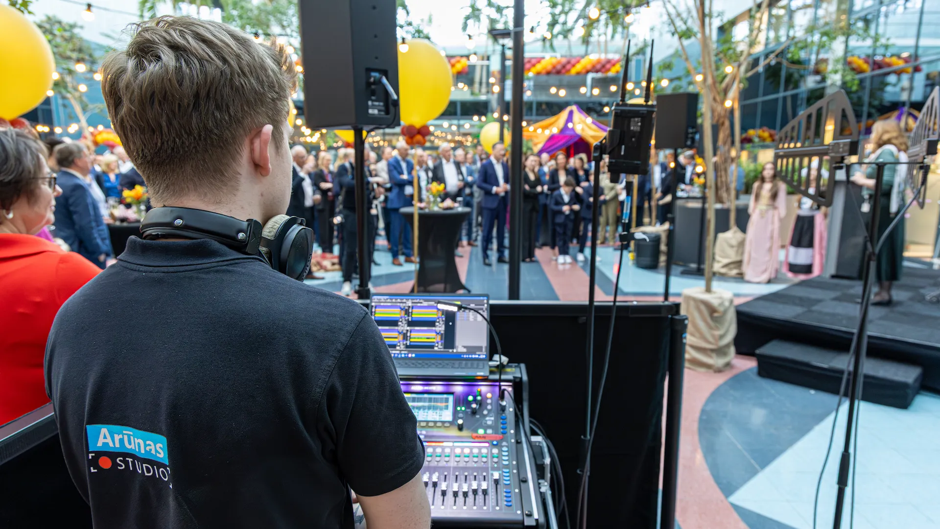 Geluidsinstallatie en podium voor CEO afscheid